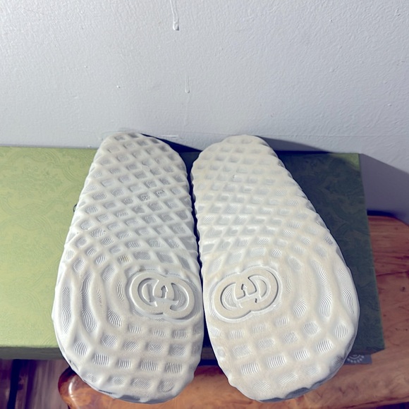 Gucci Men’s Rubber Slides. Color gray. Worn it once (1) time wear. - Picture 4 of 4